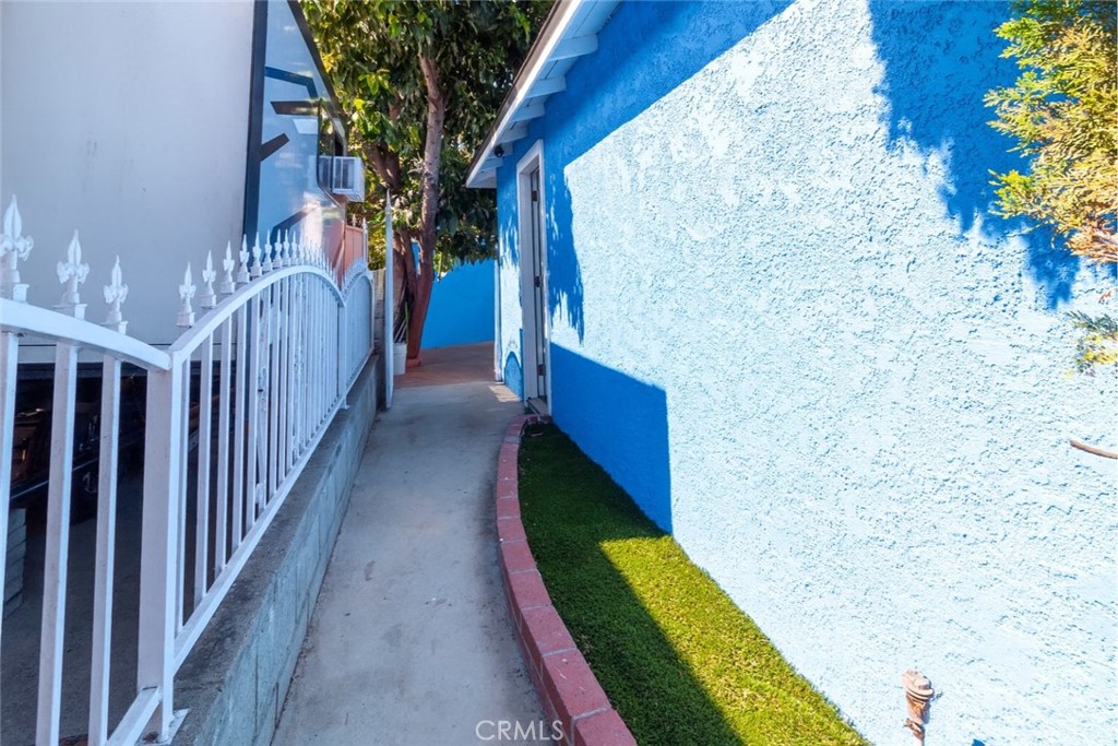 https://media.crmls.org/medias/81195824-2899-4894-90e5-82fd6434c7f6.jpg?preset=X-Large