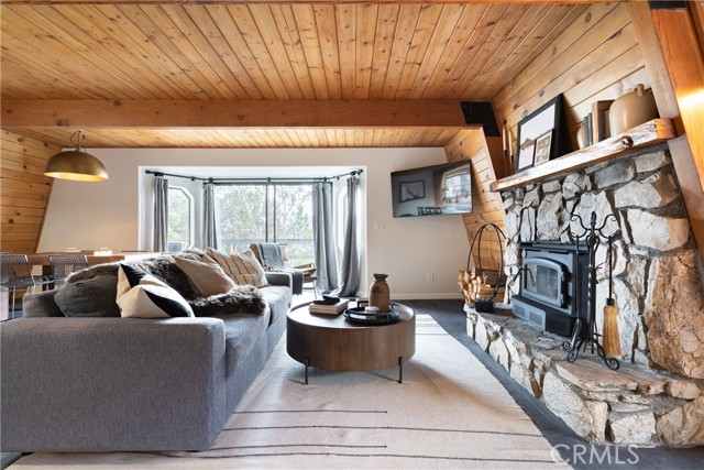 Detail Gallery Image 4 of 45 For 1117 Crater Mountain, Big Bear City,  CA 92314 - 5 Beds | 3 Baths