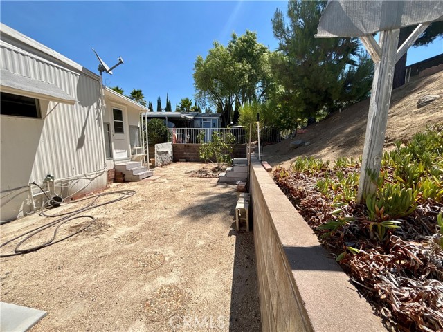 22895 Skylink Drive, Canyon Lake CA: https://media.crmls.org/medias/811a86b1-09e8-4023-8312-9cb86d6471f1.jpg