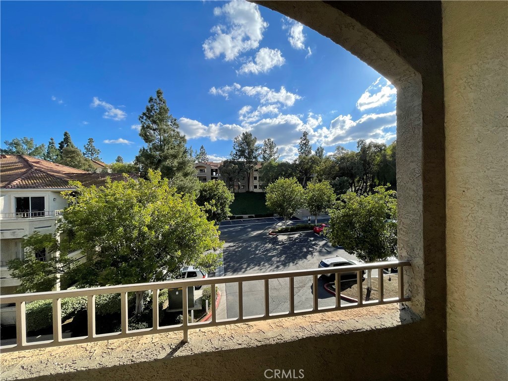 https://media.crmls.org/medias/811aef1f-e56f-4e2f-9c42-546ea17f0c9d.jpg?preset=X-Large