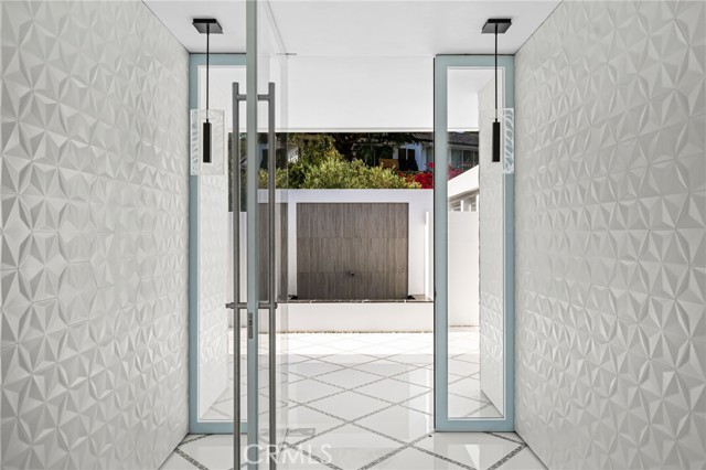 1046 N Hillcrest Road, Beverly Hills CA: https://media.crmls.org/medias/811cd3ad-5a10-4a65-a673-eeb144342a5e.jpg