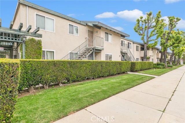 Detail Gallery Image 1 of 23 For 10636 Woodley Ave #8,  Granada Hills,  CA 91344 - 3 Beds | 2 Baths