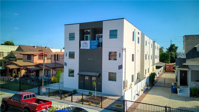 632 E Adams Boulevard, Los Angeles, California 90011, 4 Bedrooms Bedrooms, ,4 BathroomsBathrooms,Residential Lease,For Rent,632 E Adams Boulevard,CROC24154098