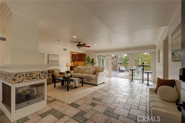 2233 Heather Lane, Newport Beach CA: https://media.crmls.org/medias/811ee9c0-8c27-4965-9d27-448cb9388bf3.jpg