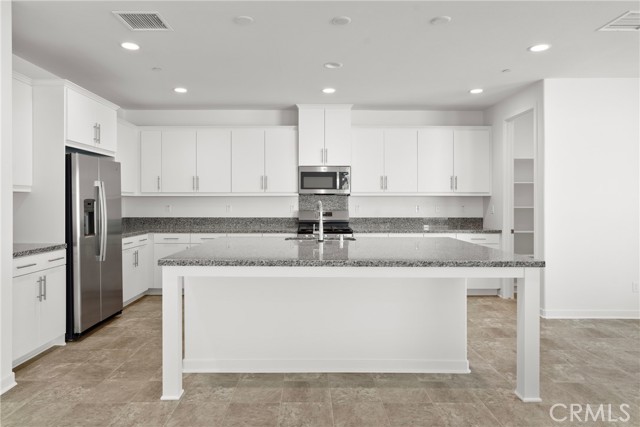 Detail Gallery Image 8 of 53 For 18121 Outlook Way, Saugus,  CA 91350 - 4 Beds | 3 Baths