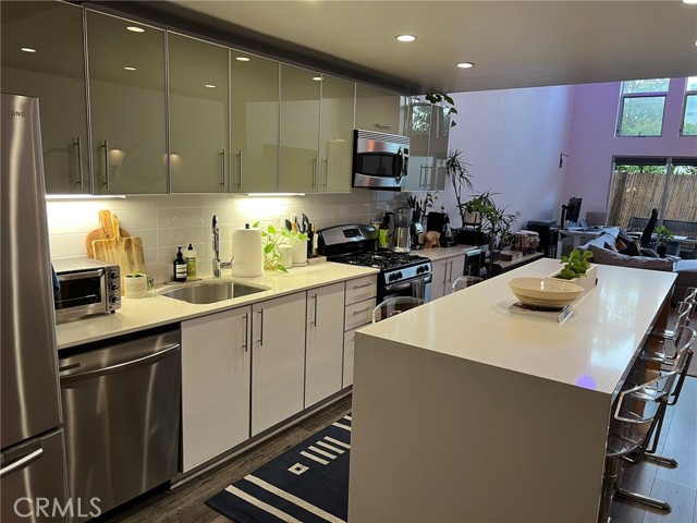 4215 Glencoe Avenue, Marina del Rey CA: https://media.crmls.org/medias/8120e82c-624a-4471-b373-03b08ef652f8.jpg