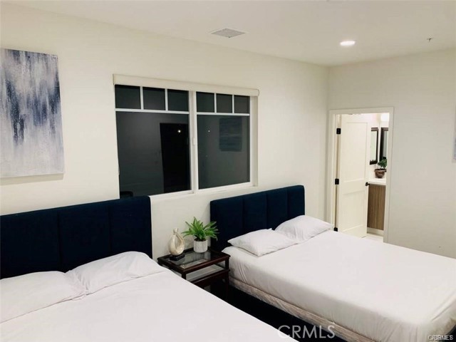 4818 Satsuma Avenue, North Hollywood CA: https://media.crmls.org/medias/812153d7-ee42-460a-bb92-3491be63c7a4.jpg