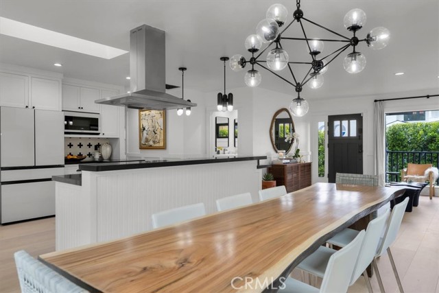 1012 10th Street, Manhattan Beach CA: https://media.crmls.org/medias/8123488d-2e8a-44a1-8f27-0d982606f48b.jpg