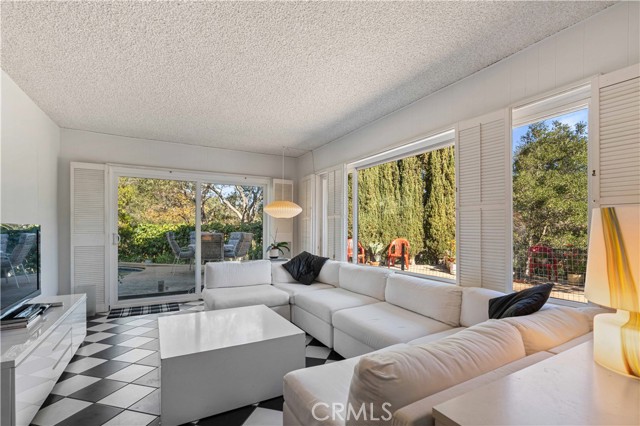 Detail Gallery Image 3 of 42 For 11944 Briarvale, Studio City,  CA 91604 - 5 Beds | 4 Baths