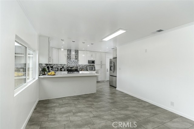 Detail Gallery Image 11 of 44 For 7737 Ethel Ave, North Hollywood,  CA 91605 - 6 Beds | 5 Baths