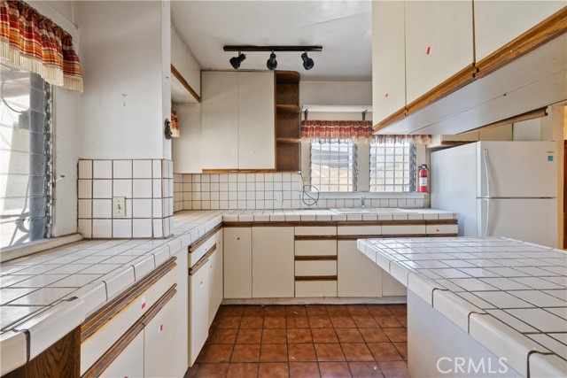 201 N Carondelet Street, Los Angeles CA: https://media.crmls.org/medias/81275896-beb9-45f5-8e8a-e7b37bc5e95c.jpg
