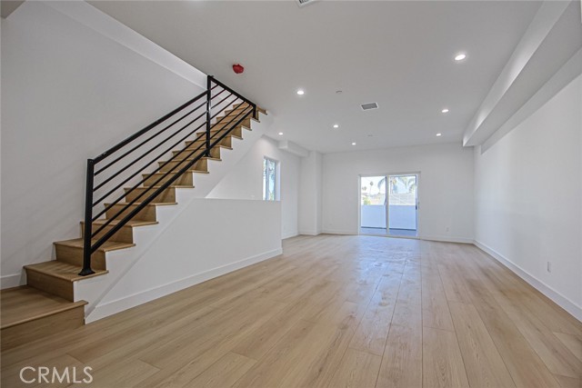 2402 S Cochran Avenue, Los Angeles CA: https://media.crmls.org/medias/812770f3-32c8-41dc-a981-bbbab43e5b96.jpg