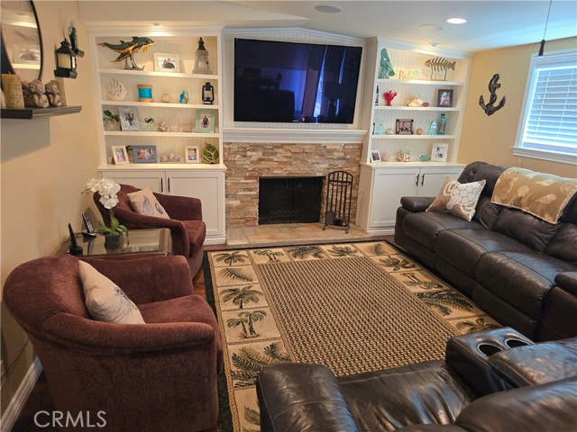 Detail Gallery Image 4 of 39 For 249 Loyola Rd, Costa Mesa,  CA 92626 - 4 Beds | 2 Baths