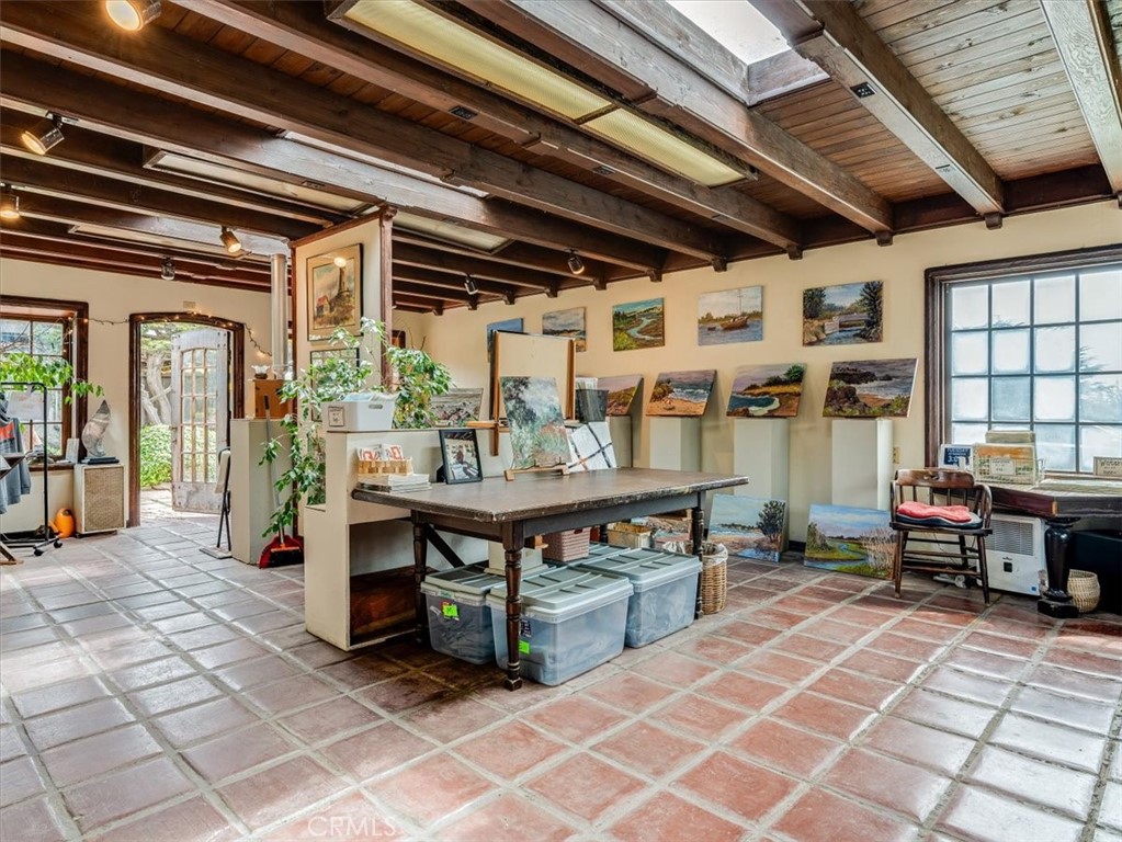 https://media.crmls.org/medias/812d87fe-449c-4280-bd7a-e0dff7b0581f.jpg?preset=X-Large