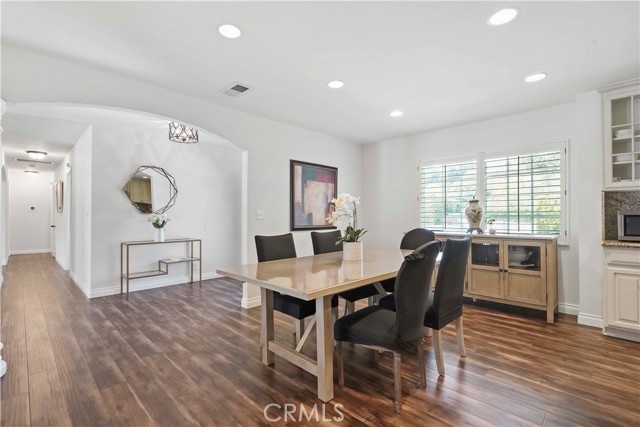 Expansive dine in kitchen