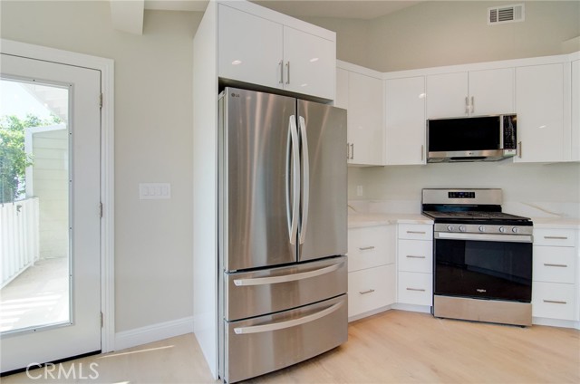 Detail Gallery Image 7 of 19 For 527 Westminster #B,  Newport Beach,  CA 92663 - 3 Beds | 2 Baths