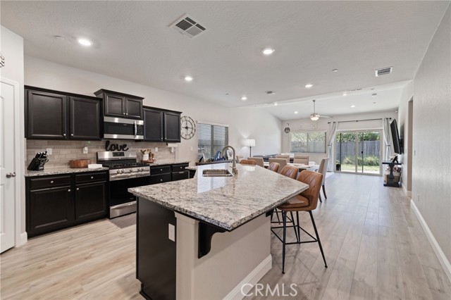Detail Gallery Image 4 of 32 For 748 Expedition Way, Madera,  CA 93636 - 3 Beds | 2 Baths