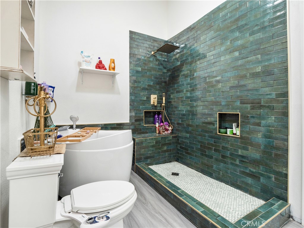 https://media.crmls.org/medias/813486c1-3ba8-4db7-803a-74a8452b0b87.jpg?preset=X-Large