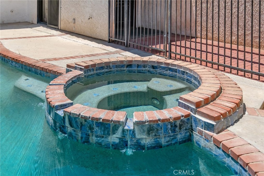 https://media.crmls.org/medias/81350d59-aede-42a9-9045-efbae887644e.jpg?preset=X-Large