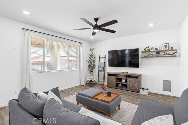 Detail Gallery Image 3 of 36 For 1815 Chelsea Ct, Plumas Lake,  CA 95961 - 5 Beds | 3 Baths