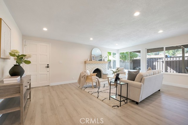 Detail Gallery Image 6 of 28 For 27039 Rio Prado Dr, Valencia,  CA 91354 - 3 Beds | 2 Baths