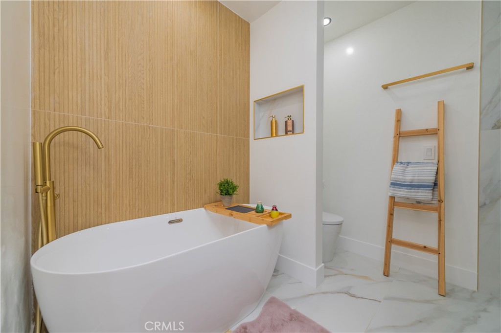 https://media.crmls.org/medias/8138e950-e3c1-42b9-94e8-7983ebe97530.jpg?preset=X-Large