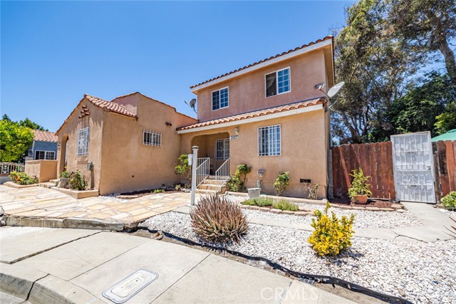 2525 S Cochran Avenue, Los Angeles CA: https://media.crmls.org/medias/813a8bf4-87c8-4474-a5bc-df84c730b93b.jpg