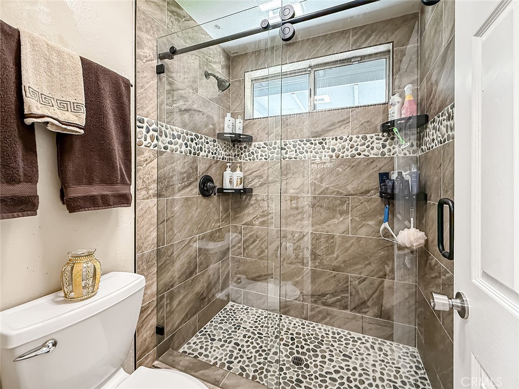 https://media.crmls.org/medias/813c3370-9b59-4b55-a38c-77fa6d7d2d30.jpg?preset=X-Large