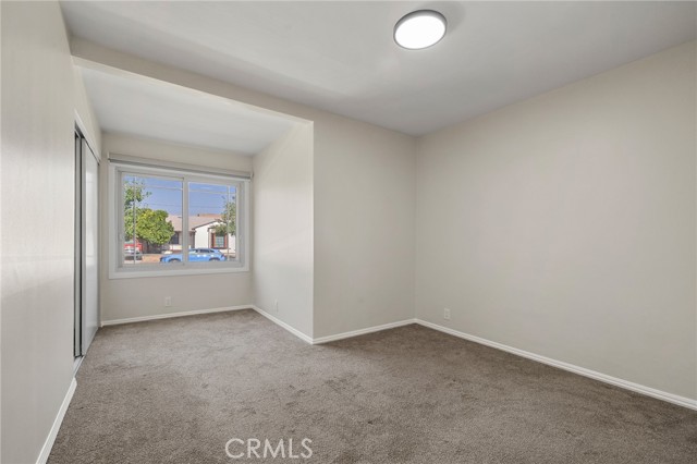 2109 N Dymond Street, Burbank CA: https://media.crmls.org/medias/813c6898-050c-41a3-80e2-c7a40cb250d1.jpg