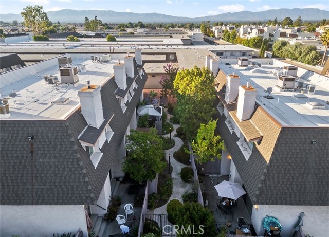 Detail Gallery Image 1 of 44 For 17937 Magnolia Bld #18,  Encino,  CA 91316 - 2 Beds | 3 Baths