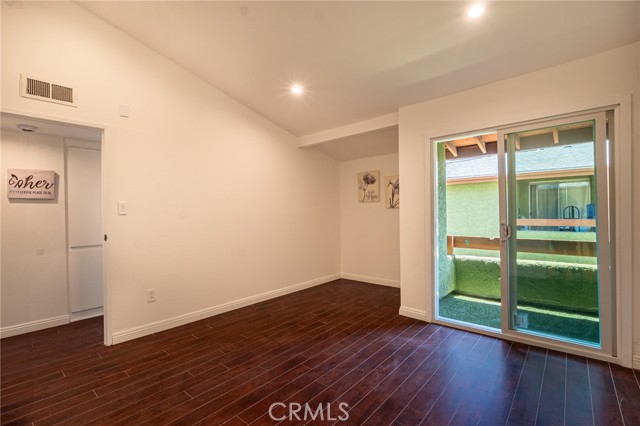Detail Gallery Image 15 of 25 For 6155 Reseda #4,  Tarzana,  CA 91335 - 3 Beds | 2 Baths