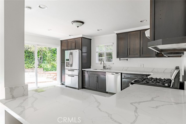 Detail Gallery Image 20 of 41 For 24526 Calvert St, Woodland Hills,  CA 91367 - 3 Beds | 3 Baths