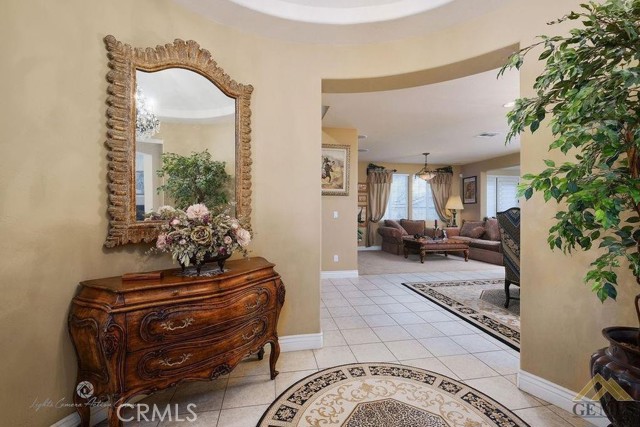 Detail Gallery Image 6 of 62 For 5206 Village Green Ln, Bakersfield,  CA 93306 - 4 Beds | 3/1 Baths