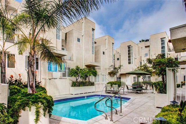 Modern contemporary architectur bldg w/POOL.