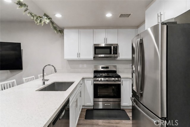 Detail Gallery Image 6 of 25 For 9834 Jersey #10,  Santa Fe Springs,  CA 90670 - 3 Beds | 3 Baths