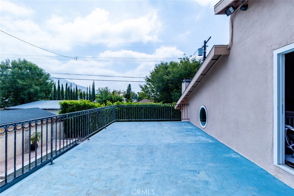 https://media.crmls.org/medias/81453509-1c7a-472a-8b9a-2bc4e5e79ba4.jpg?preset=X-Large