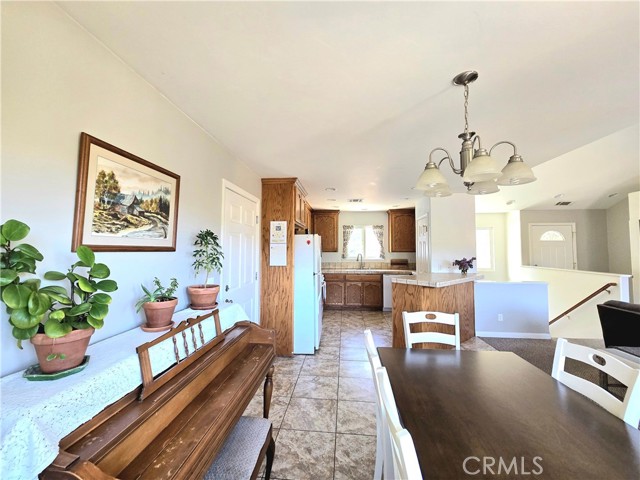 Detail Gallery Image 4 of 28 For 22337 Briarwood, Crestline,  CA 92325 - 4 Beds | 2/1 Baths