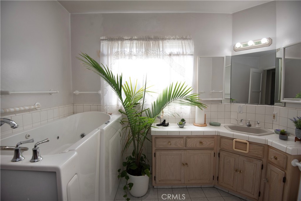 https://media.crmls.org/medias/81495af6-9027-493a-bc87-f0d8d1b7fd28.jpg?preset=X-Large