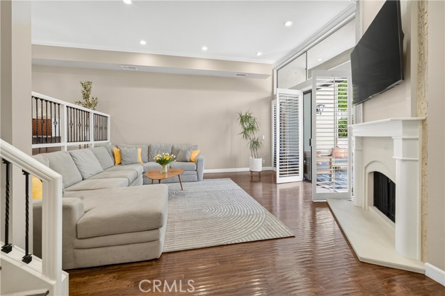 Detail Gallery Image 5 of 36 For 5240 Yarmouth, Encino,  CA 91316 - 3 Beds | 2/1 Baths