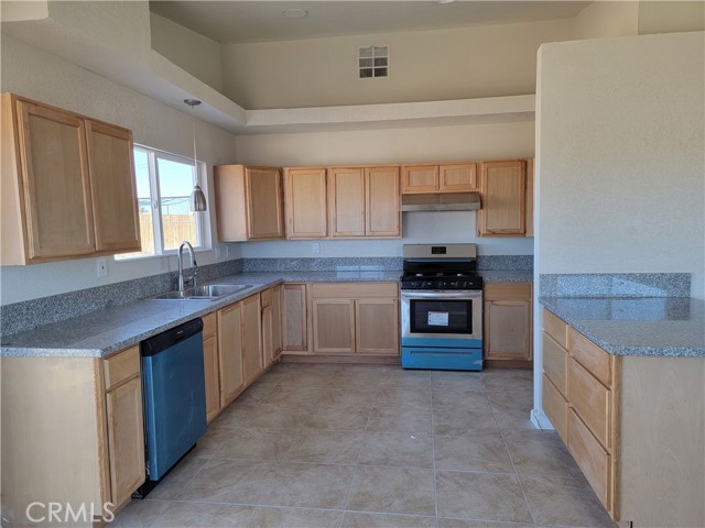 Detail Gallery Image 2 of 19 For 8513 Walpole Ave, California City,  CA 93505 - 3 Beds | 2 Baths