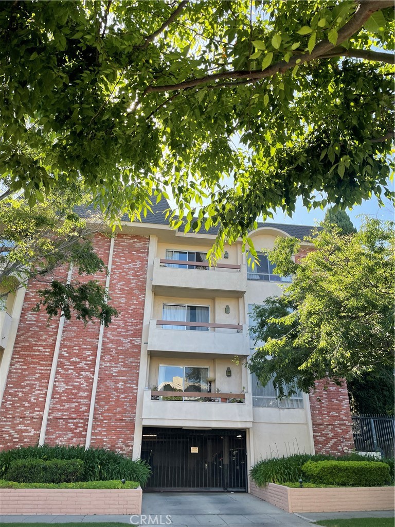 241 S Reeves Drive #302