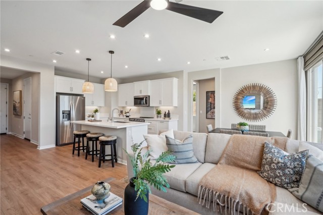 Detail Gallery Image 5 of 20 For 6377 Moonfire Ln, Fontana,  CA 92336 - 4 Beds | 3 Baths