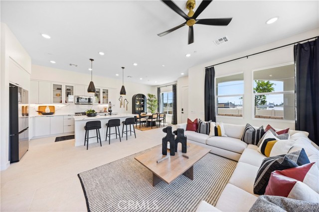 Detail Gallery Image 4 of 30 For 22025 Florence Cir, Walnut,  CA 91789 - 4 Beds | 3 Baths