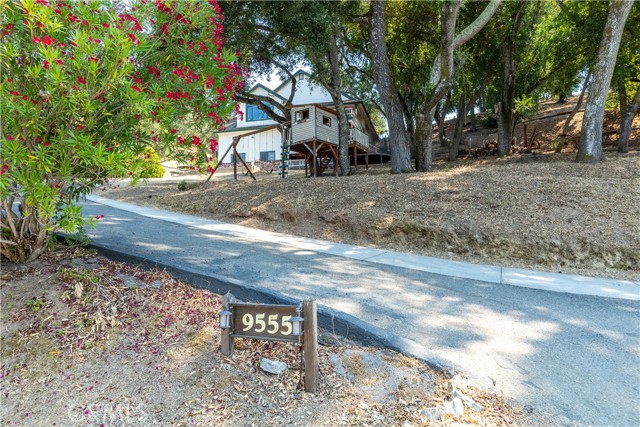 9555 Santa Cruz Road, Atascadero CA: https://media.crmls.org/medias/81529311-fec7-42a8-8dc6-13ed655ff04e.jpg
