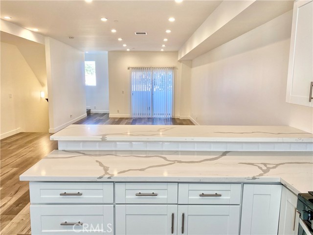 Detail Gallery Image 5 of 38 For 7327 Kester Ave #3,  Van Nuys,  CA 91405 - 4 Beds | 3/1 Baths