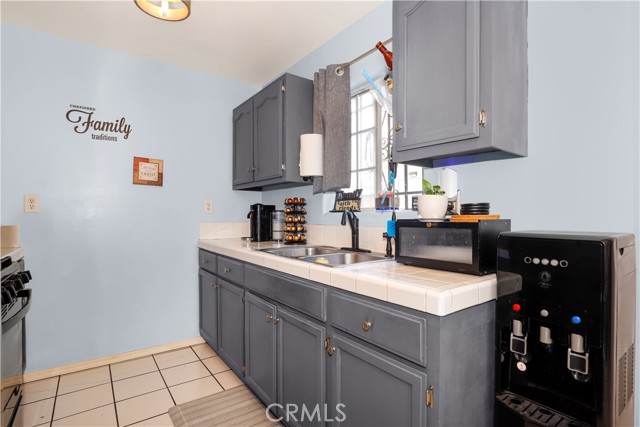 854 E 87th Place, Los Angeles CA: https://media.crmls.org/medias/8158fff5-29b0-4710-92cd-9a2f17e6b932.jpg