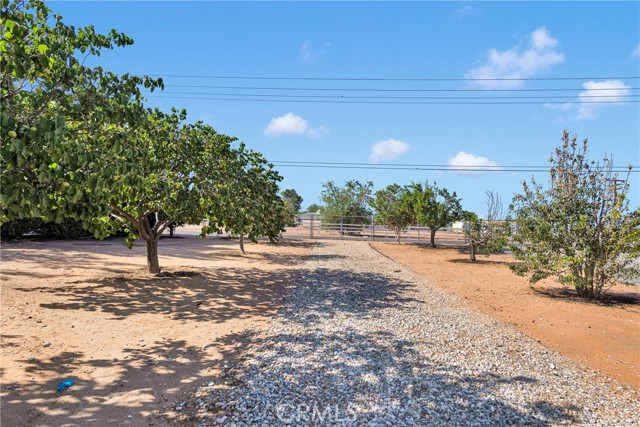 14908 Dakota Road, Apple Valley CA: https://media.crmls.org/medias/815a3e3c-9c45-45e7-817b-f9845706f64c.jpg