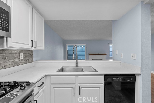 Detail Gallery Image 14 of 34 For 15735 Nordhoff St #36,  North Hills,  CA 91343 - 2 Beds | 2/1 Baths