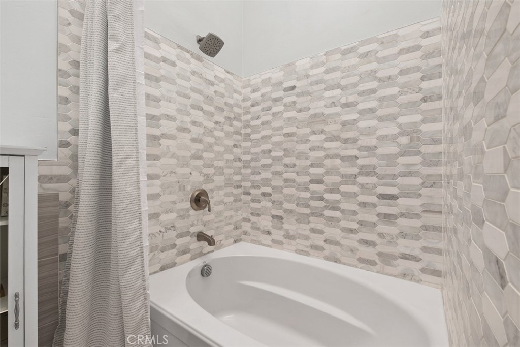https://media.crmls.org/medias/815af239-f768-4269-b790-dfd5a4c7c87f.jpg?preset=X-Large