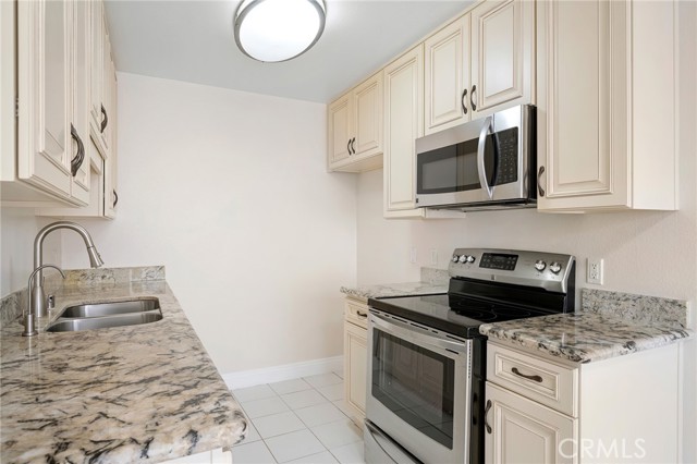 Detail Gallery Image 11 of 28 For 121 Sinclair Ave #206,  Glendale,  CA 91206 - 2 Beds | 2 Baths